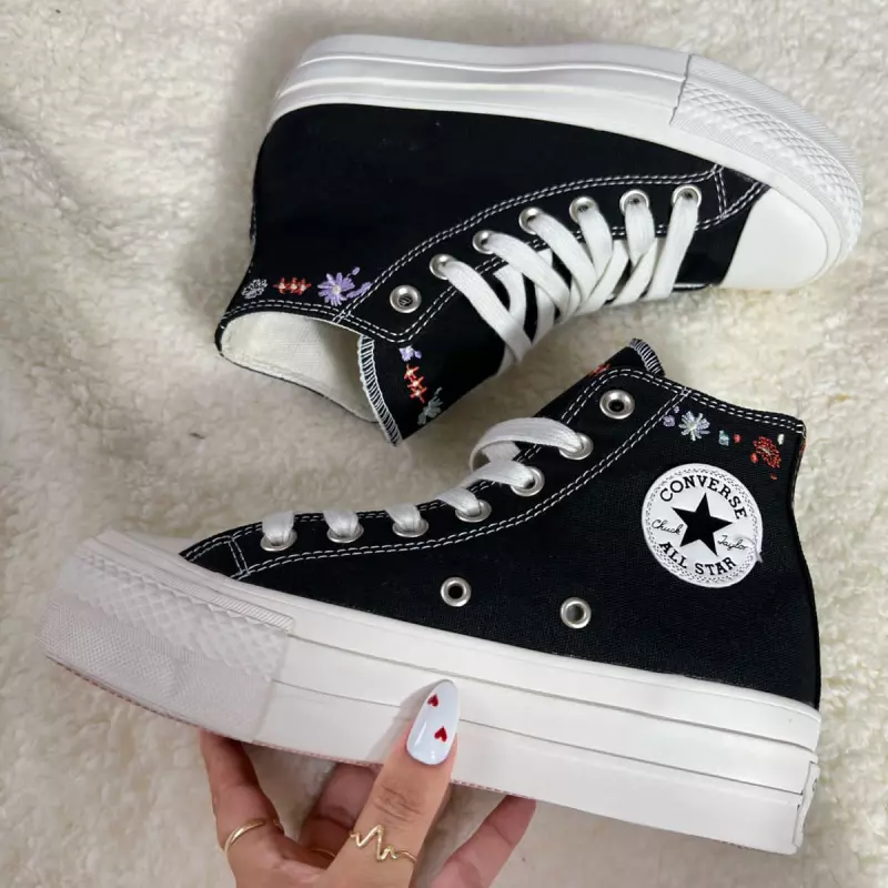 PLATAFORMA NEGRA BORDADO FLORES