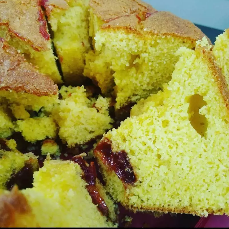 BOLO DE FUBÁ COM GOIABADA