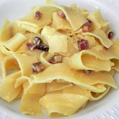 MACARRÃO PAPPARDELLE NO MOLHO BRANCO