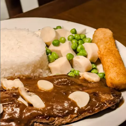 FILÉ MIGNON AO MOLHO MADEIRA
