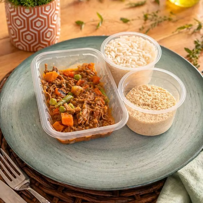 Carne desfiada com legumes