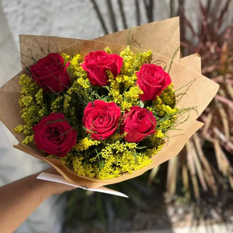 Buquê com 6 rosas vermelhas