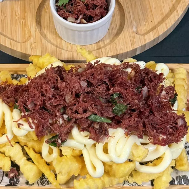 Fritas c/ catupiry e carne seca.