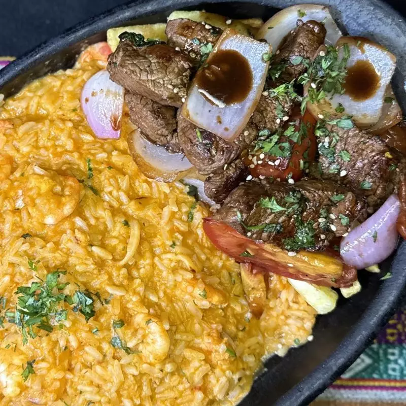 Arroz con mariscos cremoso y lomo.