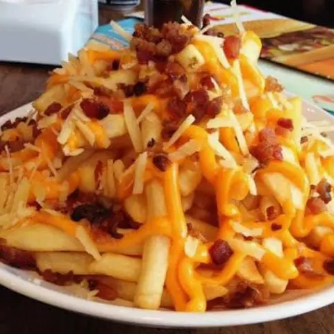 Porção fritas c/ queijo e calabresa