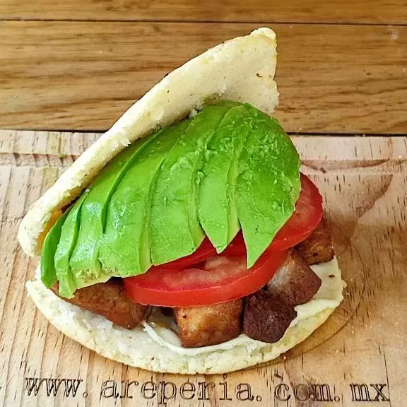 AREPA AGUACATE Y PERNIL FRITO