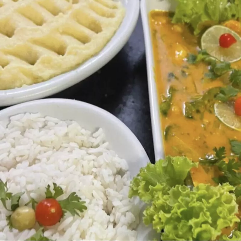 Peixe  ao molho de tomate refeição