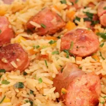 ARROZ DE TOMATE COM LINGUIÇA ASSADA