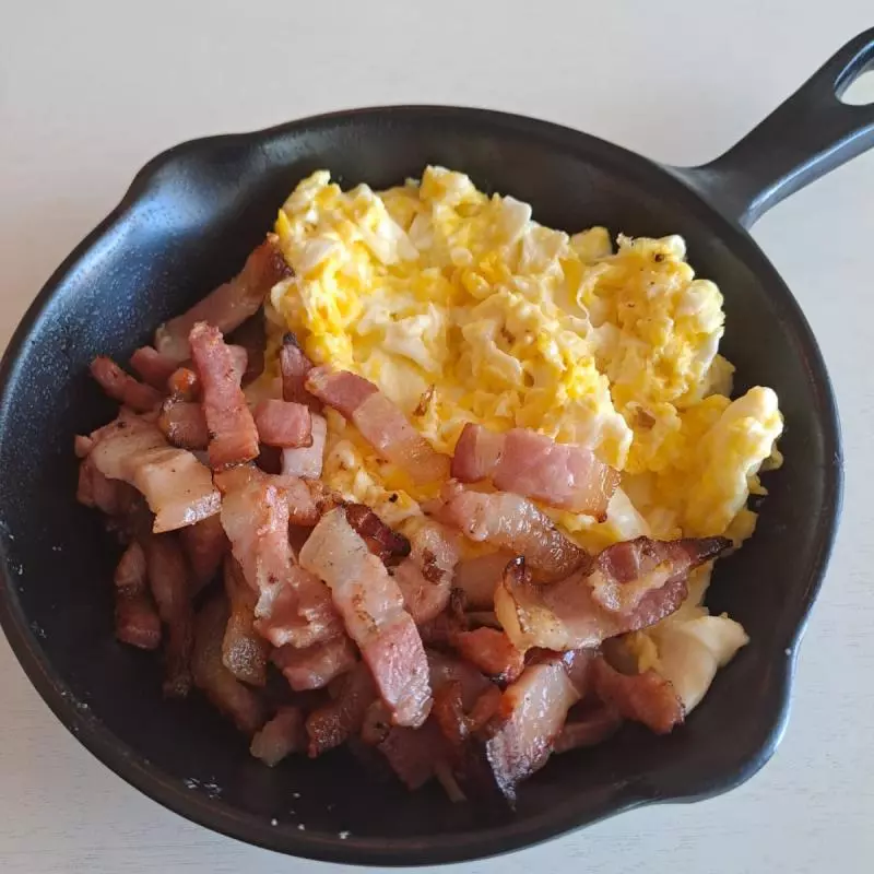 Porción huevo revuelto con panceta