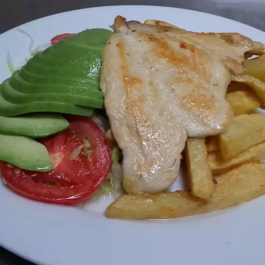 Pollo a la plancha con papas fritas