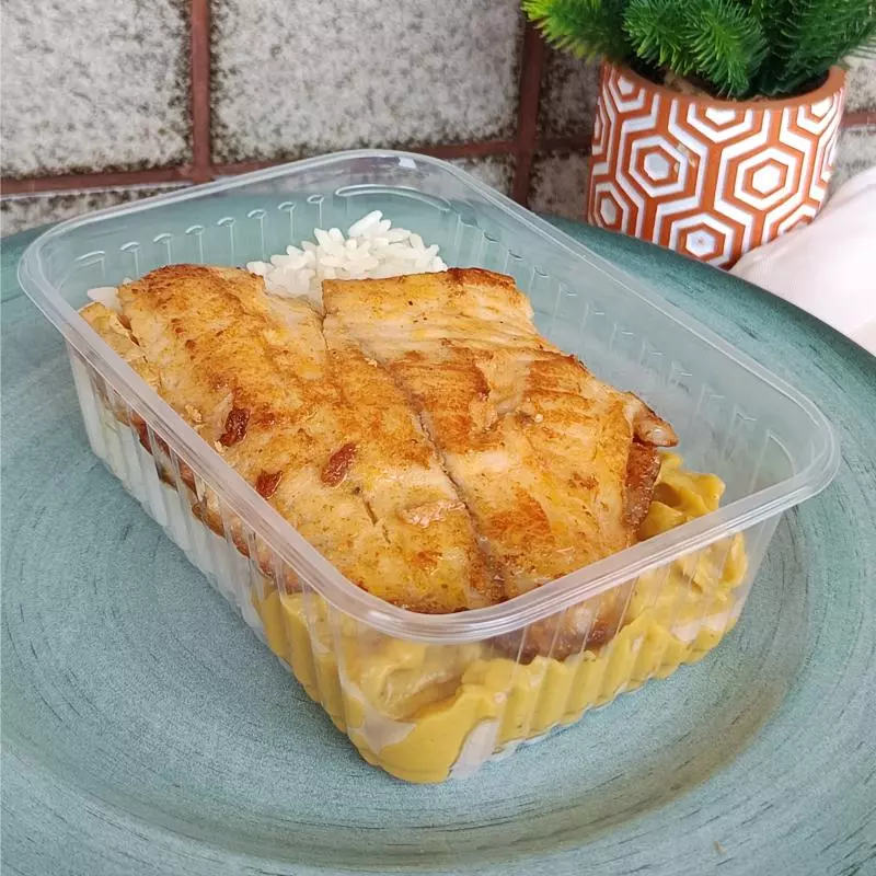 Tilápia com purê de banana da terra