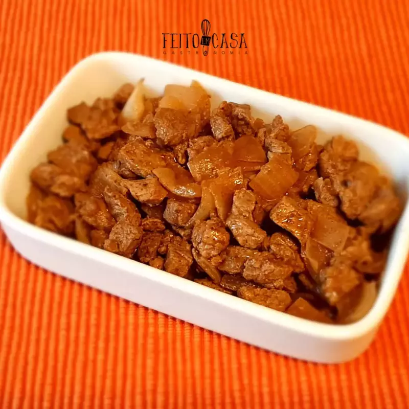 Cubinhos de mignon acebolado