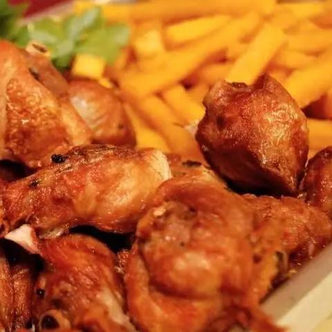 Frango a passarinho com fritas