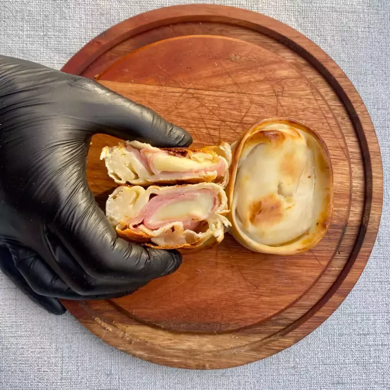 Empanada de jamón y queso.