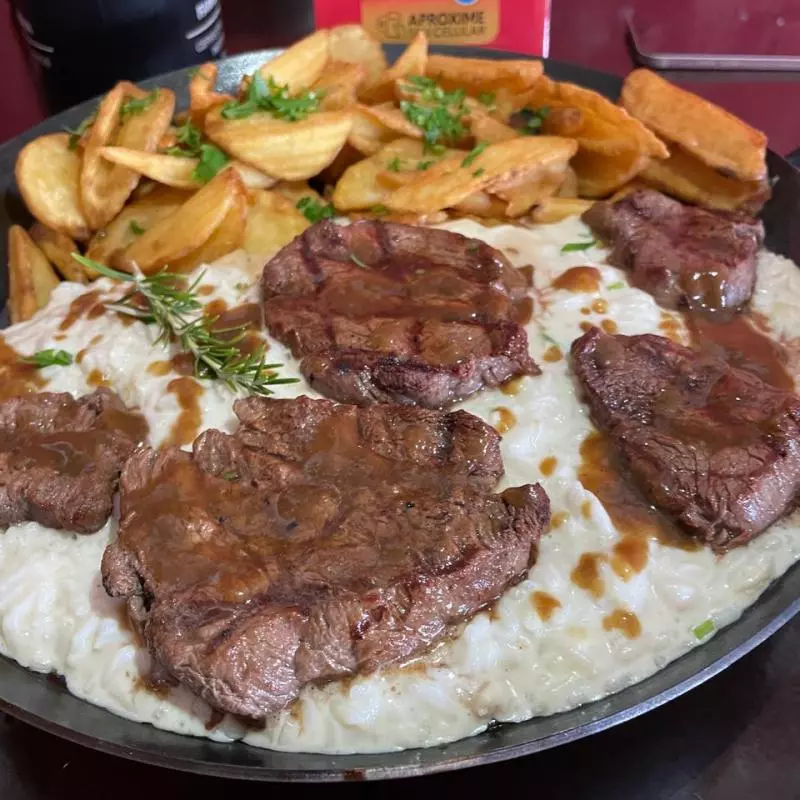 FILÉ MIGNON COM ARROZ Á PIAMONTESE