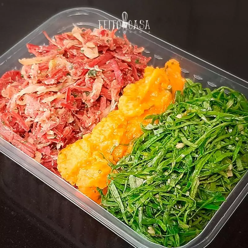 *Carne-seca desfiada c/purê abóbora.