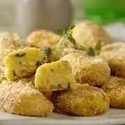 Croquete de milho ao molho branco