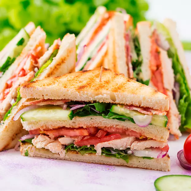 CLUB SANDWICH CLÁSICO DE POLLO