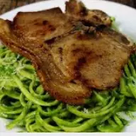 Tallarines verdes con Hamburguesa