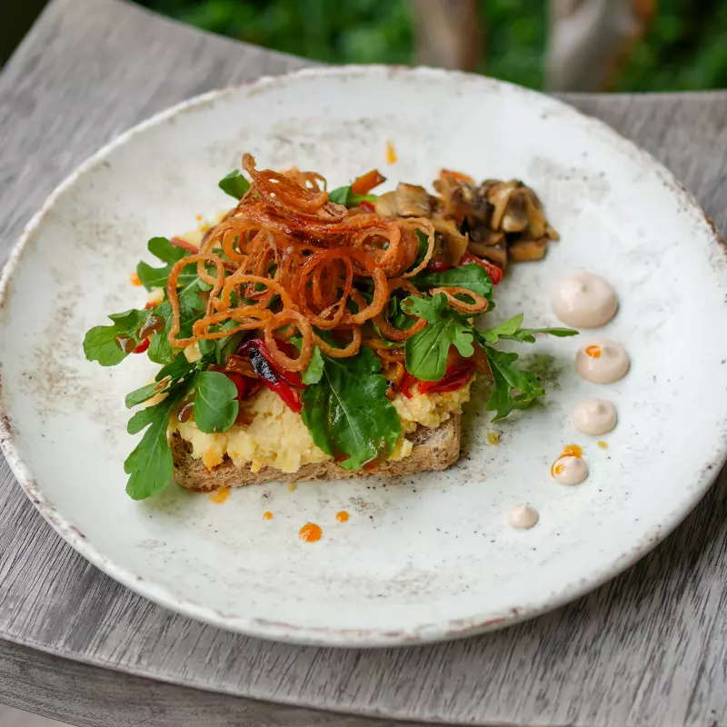 Open Sándwich Hummus y Champiñones