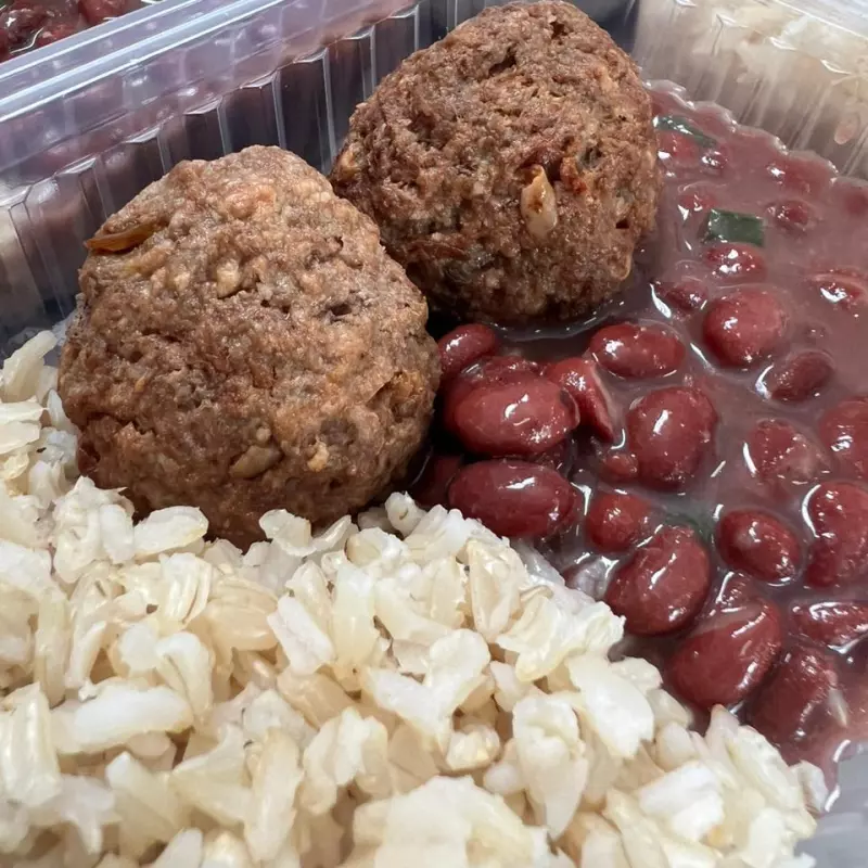 Almôndegas c/ Arroz e Feijão