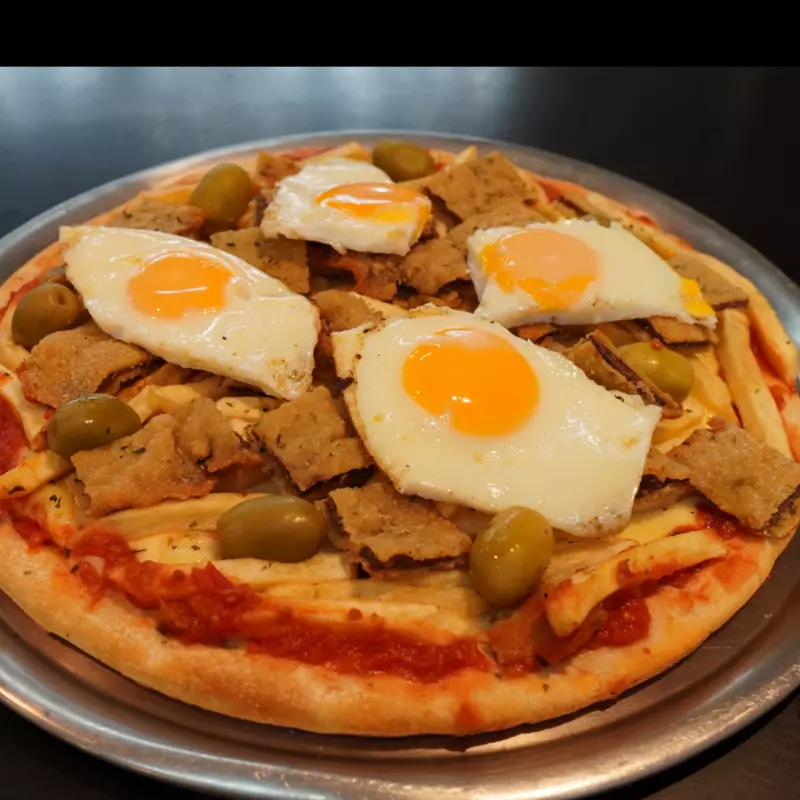 Pizza de Mila de carne y huevos fritos