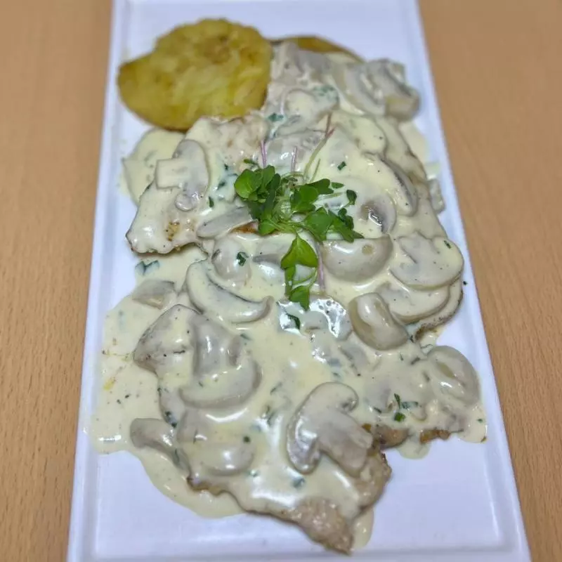 FILETE DE POLLO EN SALSA CHAMPIÑONES