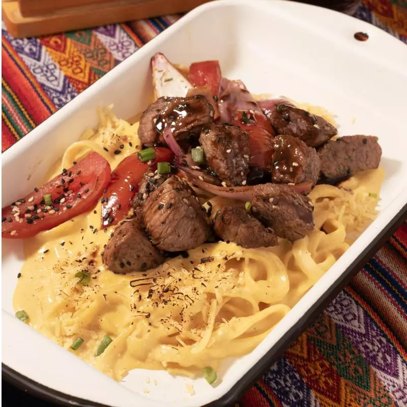 Fetuccini a la huancína con Lomo