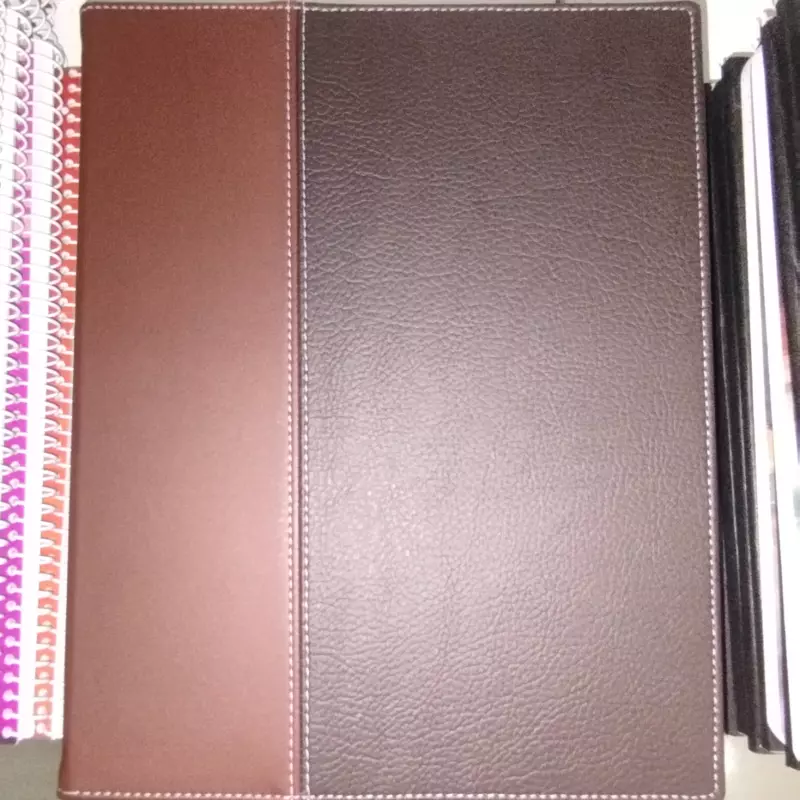Libreta tapa dura de cuero.
