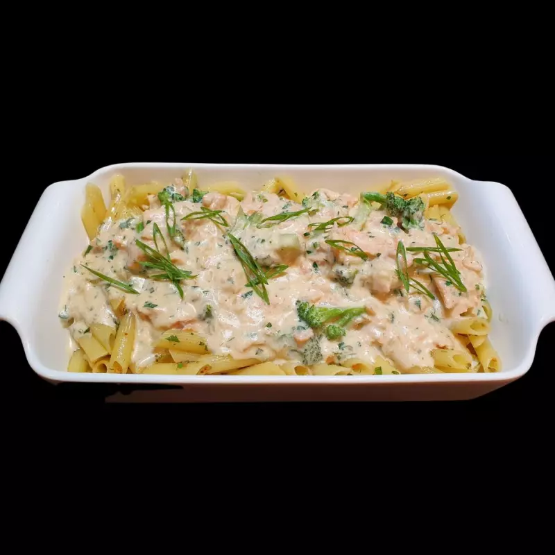 PENNE COM SALMÃO E BRÓCOLIS