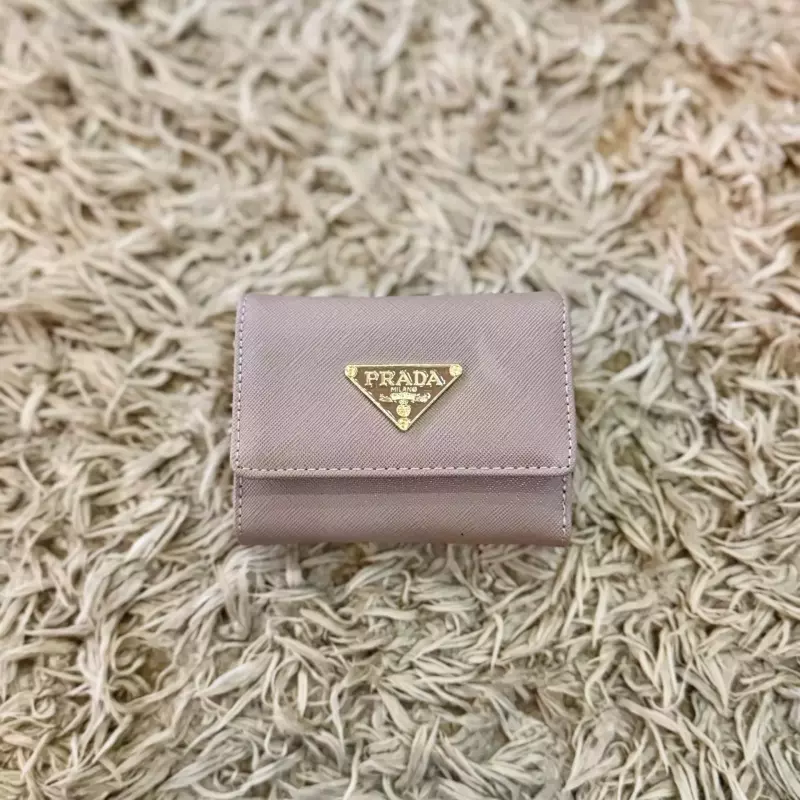 MINI BILLETERA PRADA BEIGE PLACA