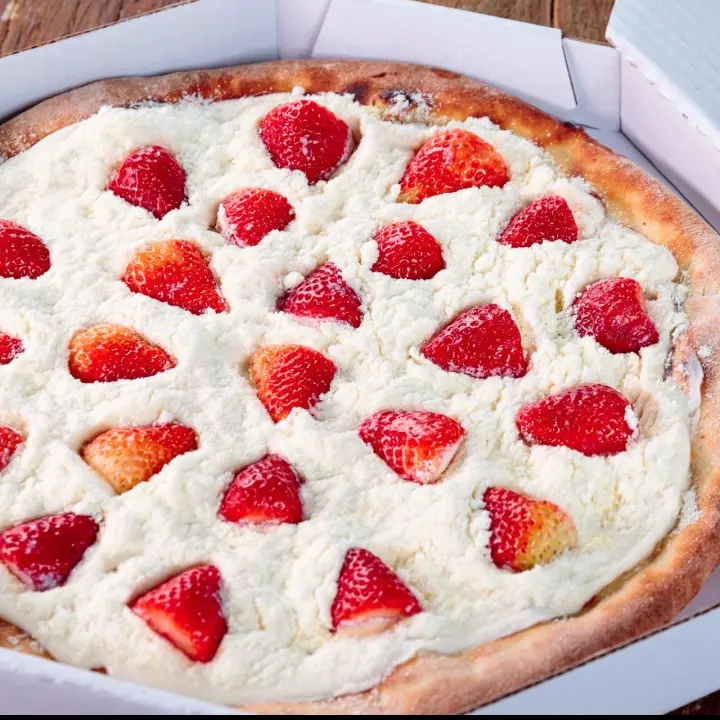 PIZZA LEITE NINHO COM MORANGOS