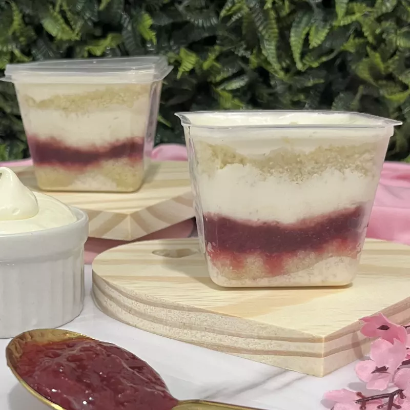 Bolo De Pote Leite ninho com morango