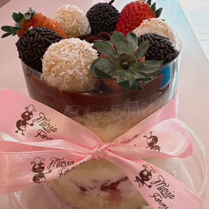 Mini bolo ninho com morango