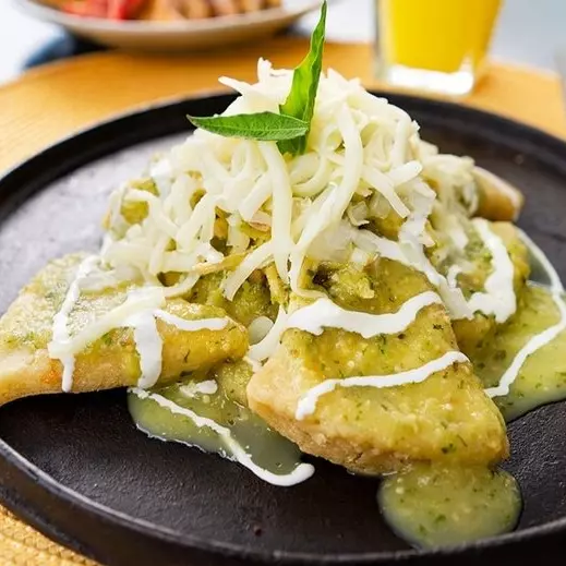 Chilaquiles rellenos verdes