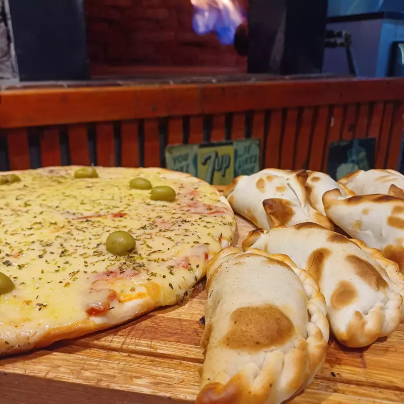 1 muzza + 6 Empanadas