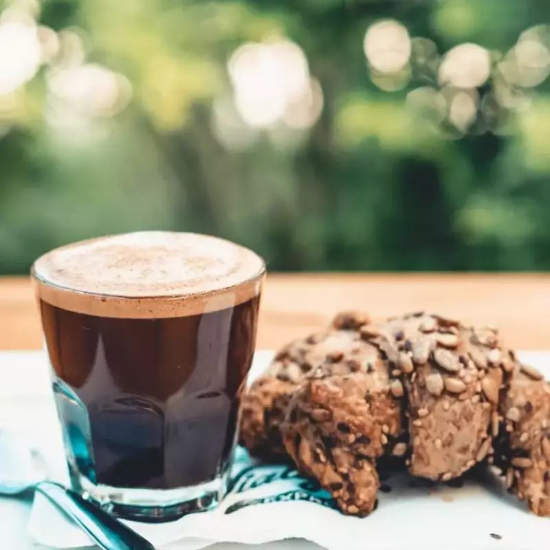 Infusion + dos medialunas integrales