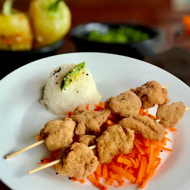 BROCHETAS DE POLLO EMPANIZADO