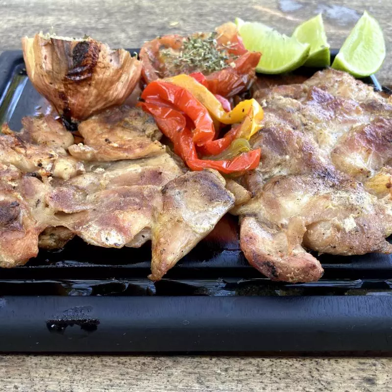 Coxa e sobrecoxa de frango sem osso