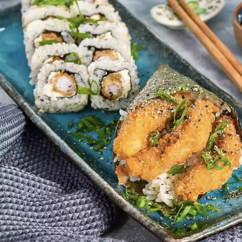 Temaki camarão empanado + 10 uramaki