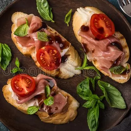 PROSCIUTTO DE PATO CON TOMATILLOS