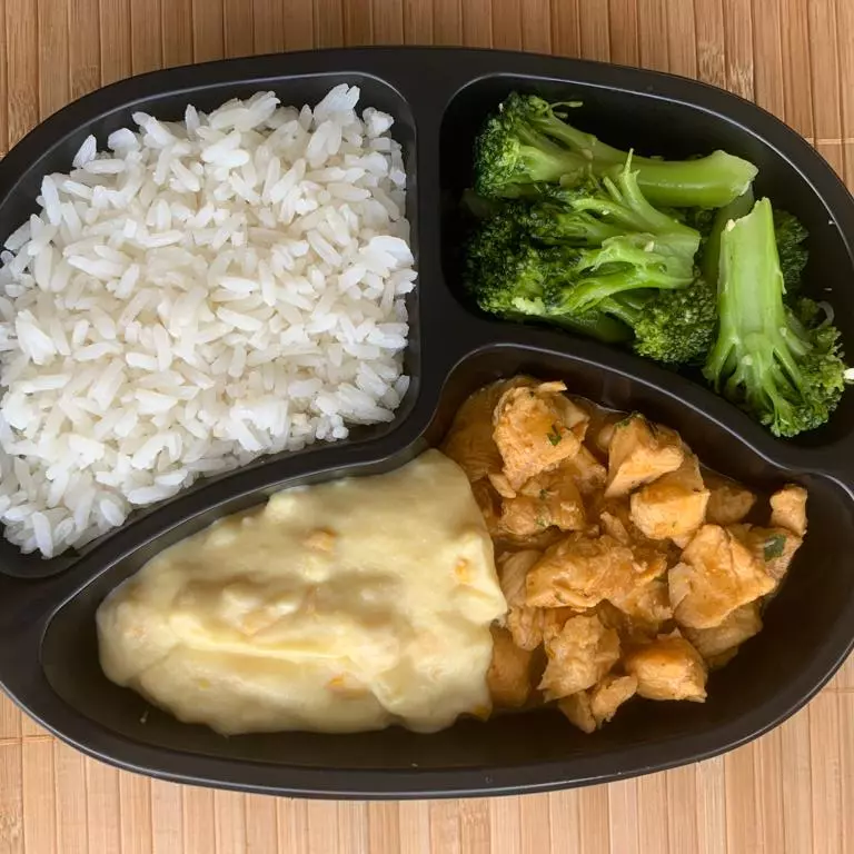 Cubos de frango com creme de milho