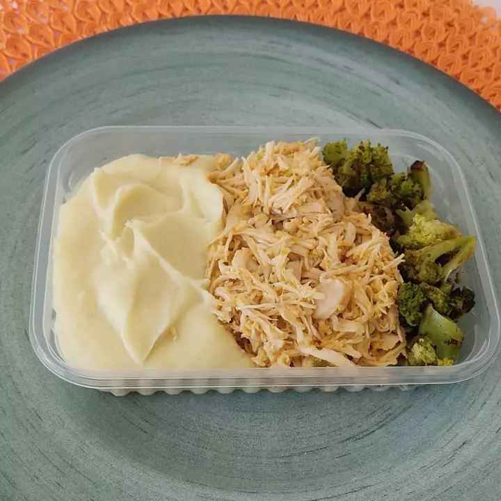 Frango Desfiado com Purê de Batata D(copy)