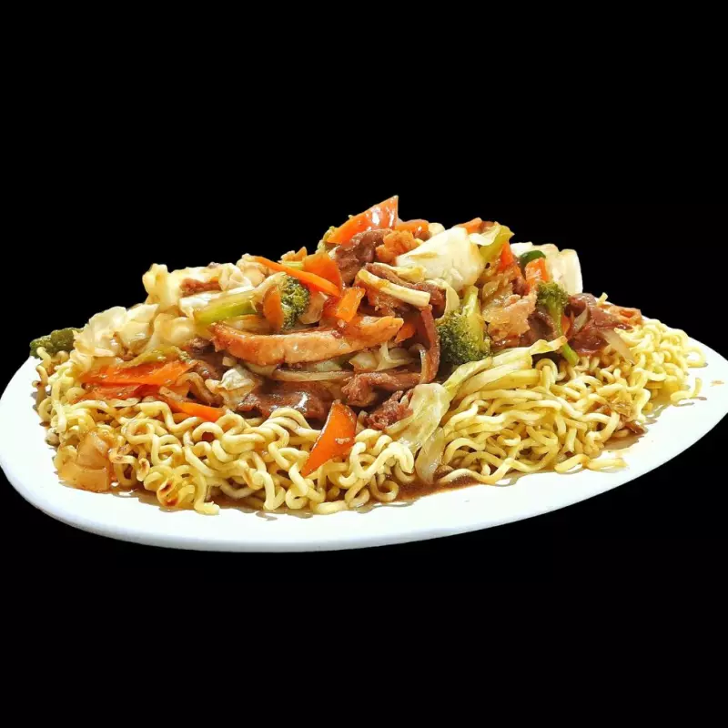 YAKISSOBA DE FILÉ MIGNON E FRANGO