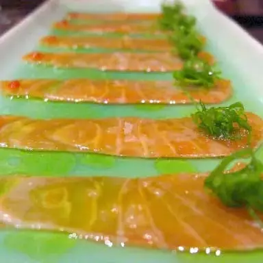 Carpaccio de salmão ao molho pesto