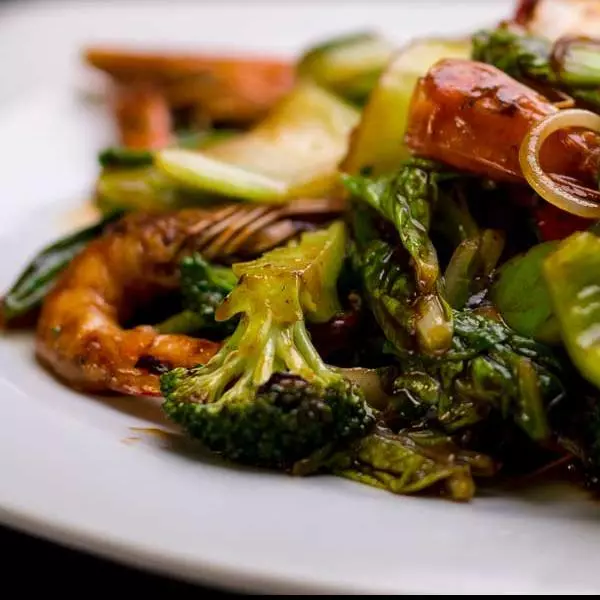 Tallarín con langostino y verduras