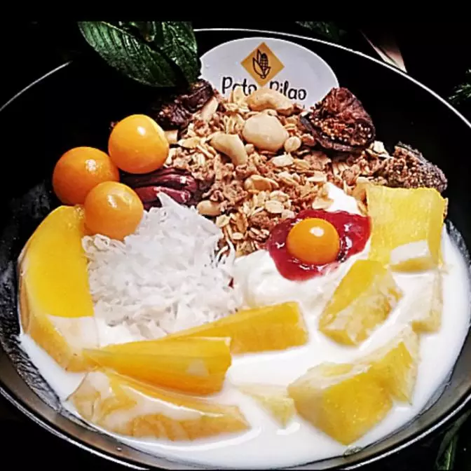 Yogurt con granola y fruta fresca