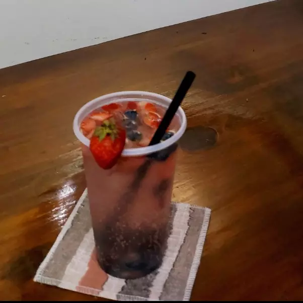 Gin tonic con frutos rojos