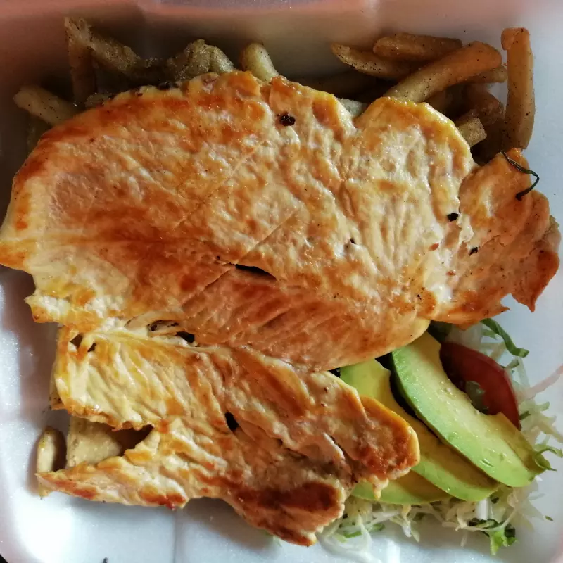 PECHUGA ASADA CON PAPAS Y FRIJOLES