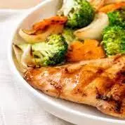 Filé de frango com alho poro e tomat